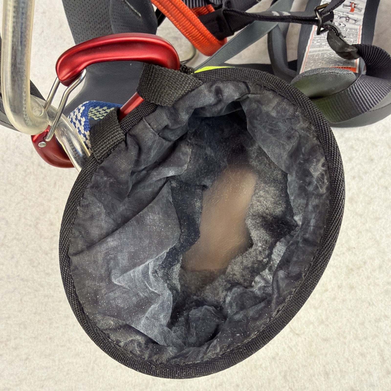 Black Diamond Momentum Harness With Chalk Bag Bundle / Men’s Med