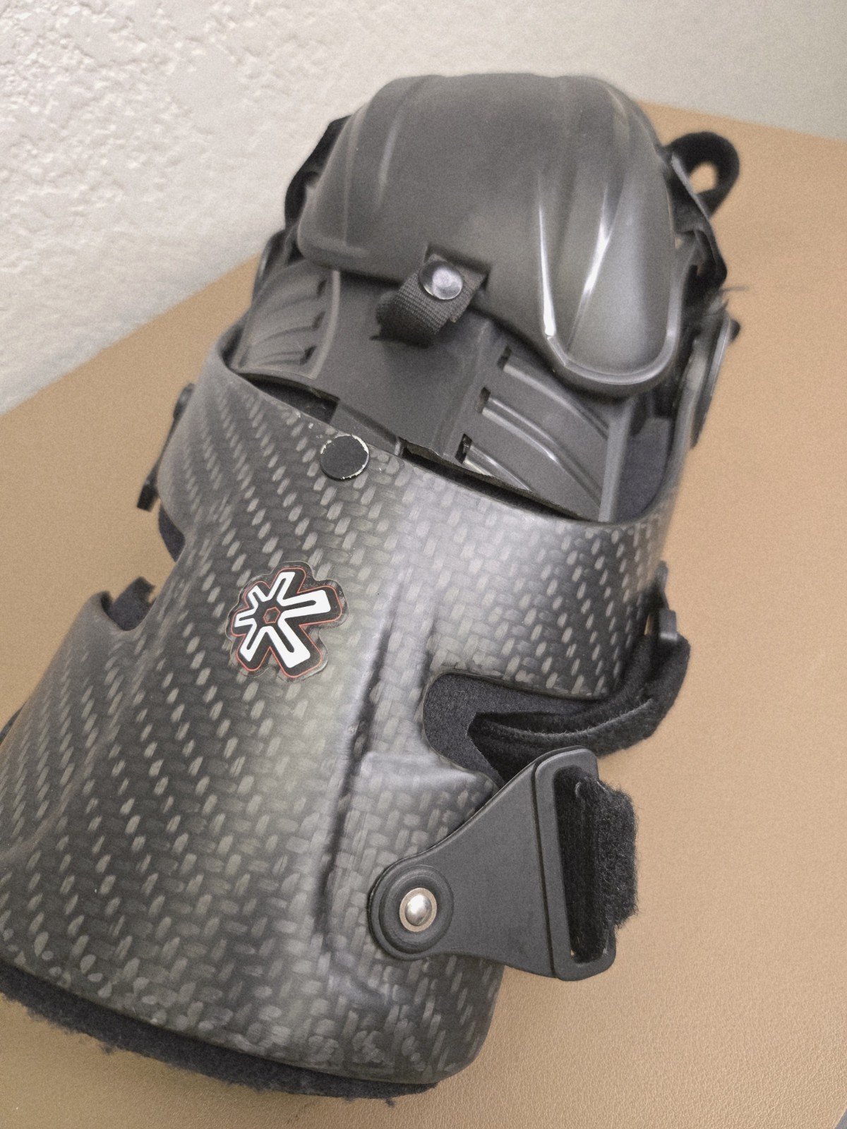 Asterisk Carbon Cell 1. left Knee. Slimmest, Lightest Knee Brace size Large