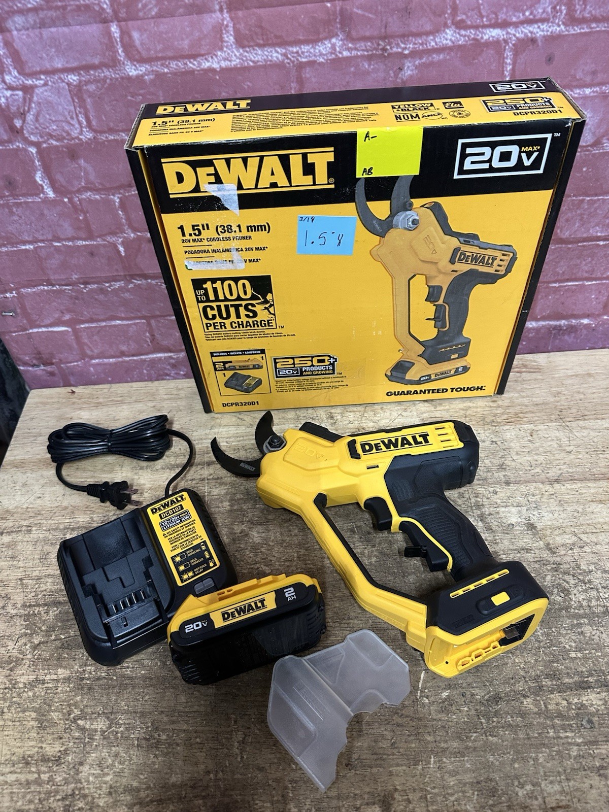 DeWALT 20V MAX Cordless Multi Use Pruner Kit W/ Battery & Charger DCPR320D1 Used
