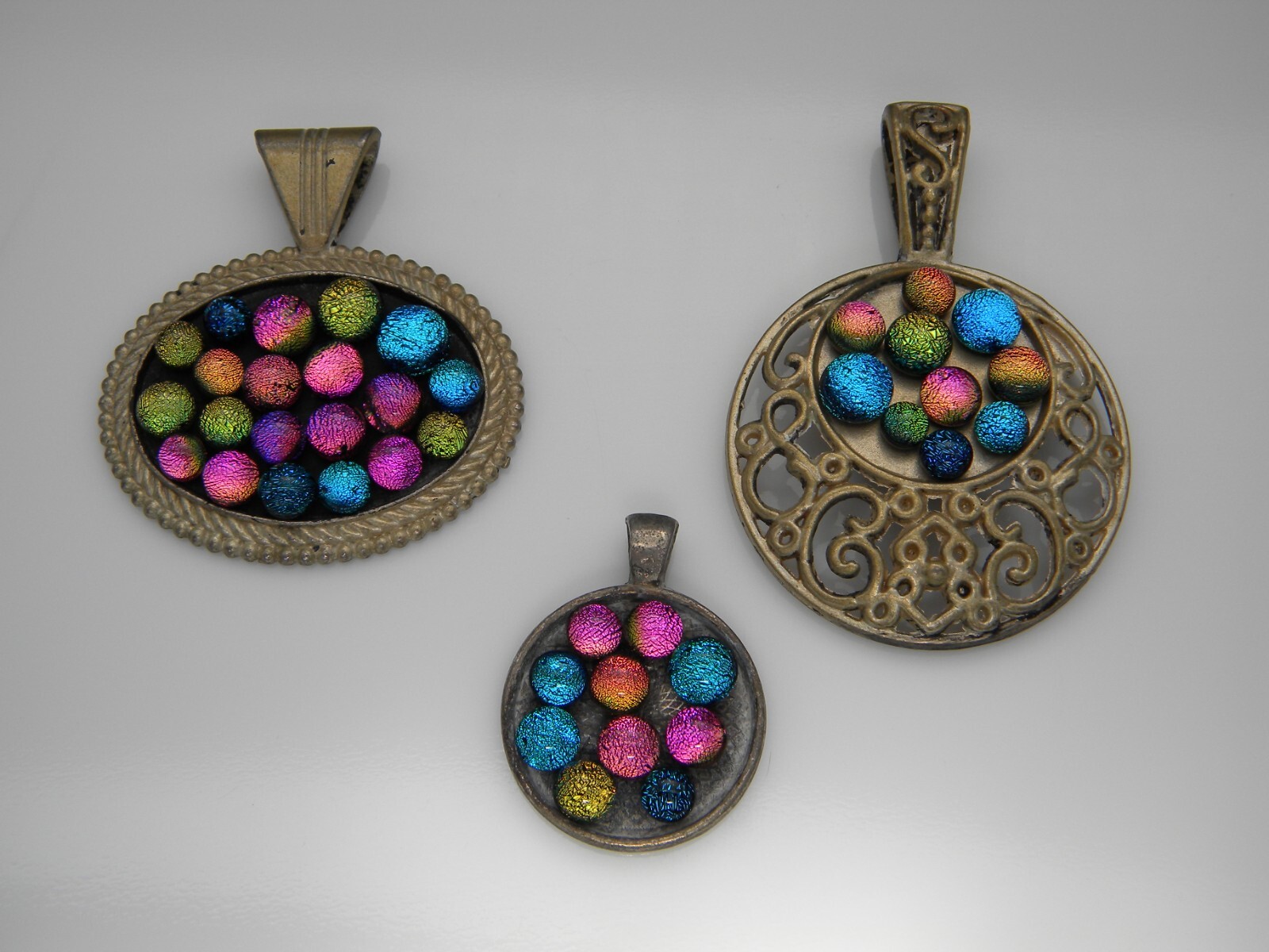 (CLEAR GLASS ON TOP) TINY DOTS Lot 100 pcs DICHROIC FUSED GLASS (V100) CABOCHON