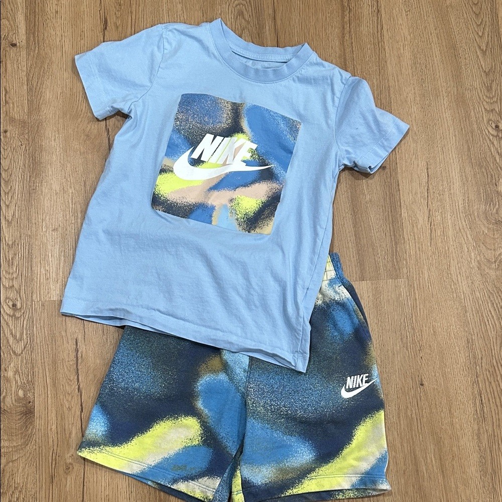 Boys Nike Graphic Tee and Shorts Set Size Small Light Blue Yellow