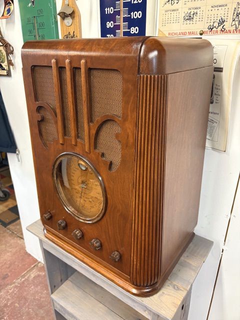 Silvertone 4465 Tombstone Radio