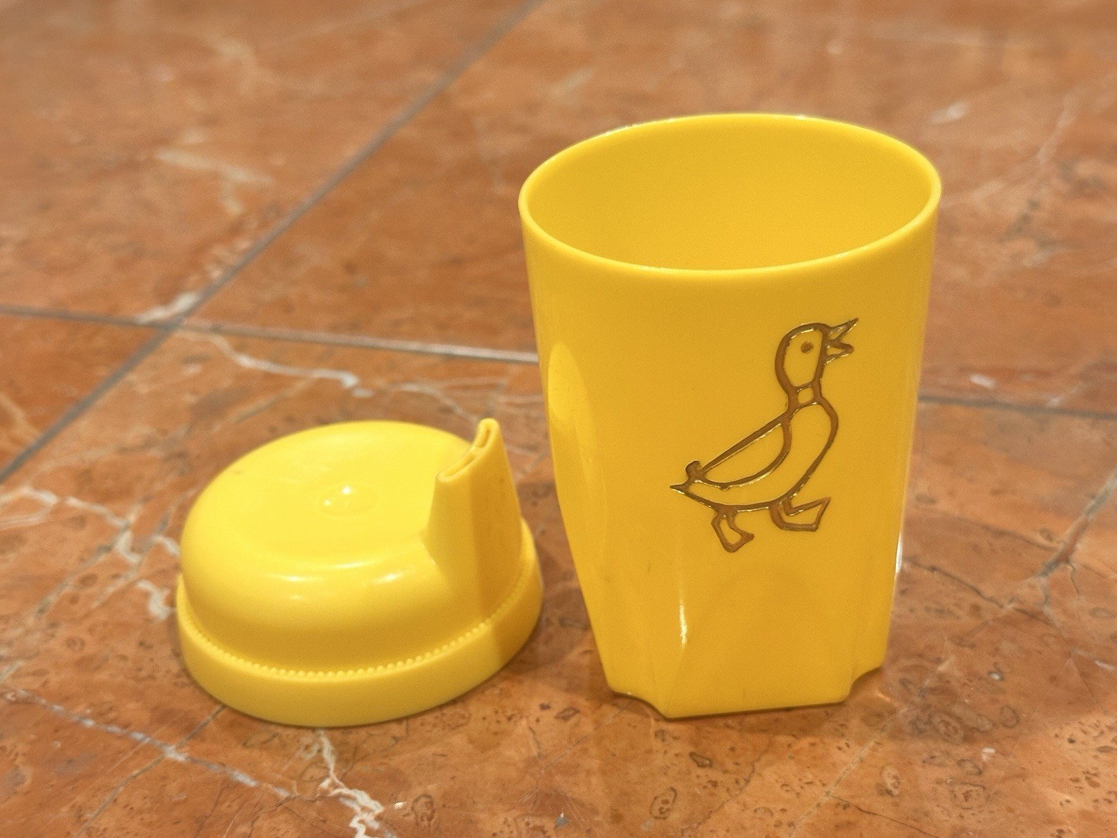 VINTAGE 1960S MCM YELLOW GOLD DUCK TODDLER CHILD SIPPY CUP W/ LID DARLING VGUC Y