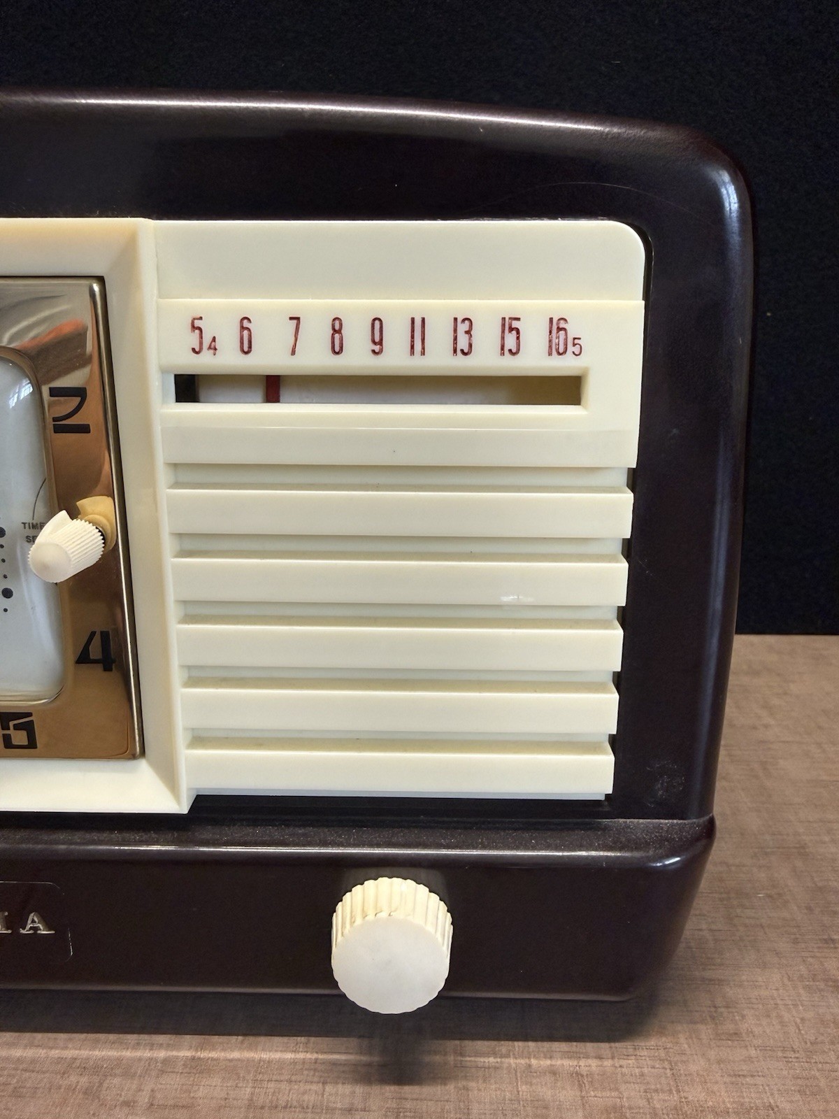 Umber Brown Bakelite 1952 Sylvania Model 540M Vacuum Tube AM Clock Radio - EUC