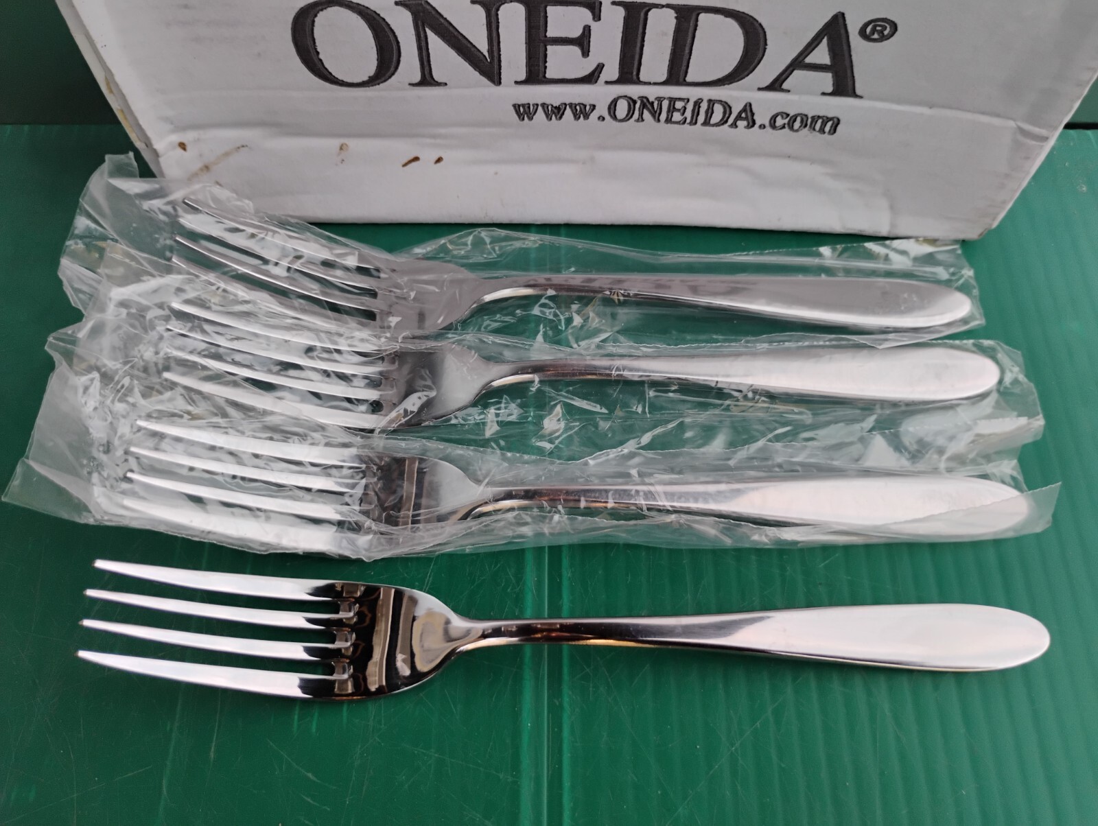 Set of 4 Oneida B023FDEF Mascagni II 7" Salad/Dessert Fork 18/0 Stainless Steel