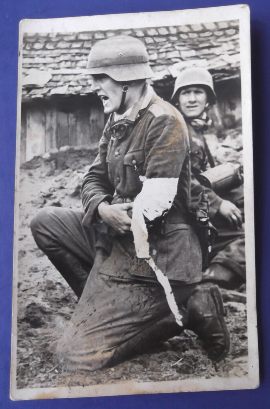 2 WWII German Postcards - Offiziere im Kampf - Officers in Action
