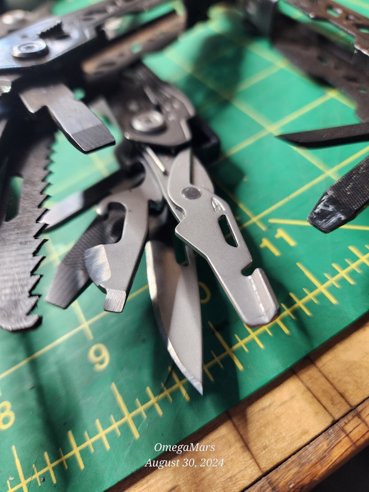 Gerber Truss 17-in-1 Multi Tool Random selection of ONE tool per order Grade A