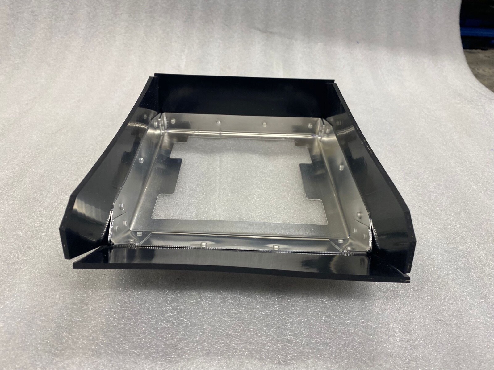 CESSNA 150, 152, 172 AIRFILTER/AIRBOX SHROUD ASSEMBLY HOLDER