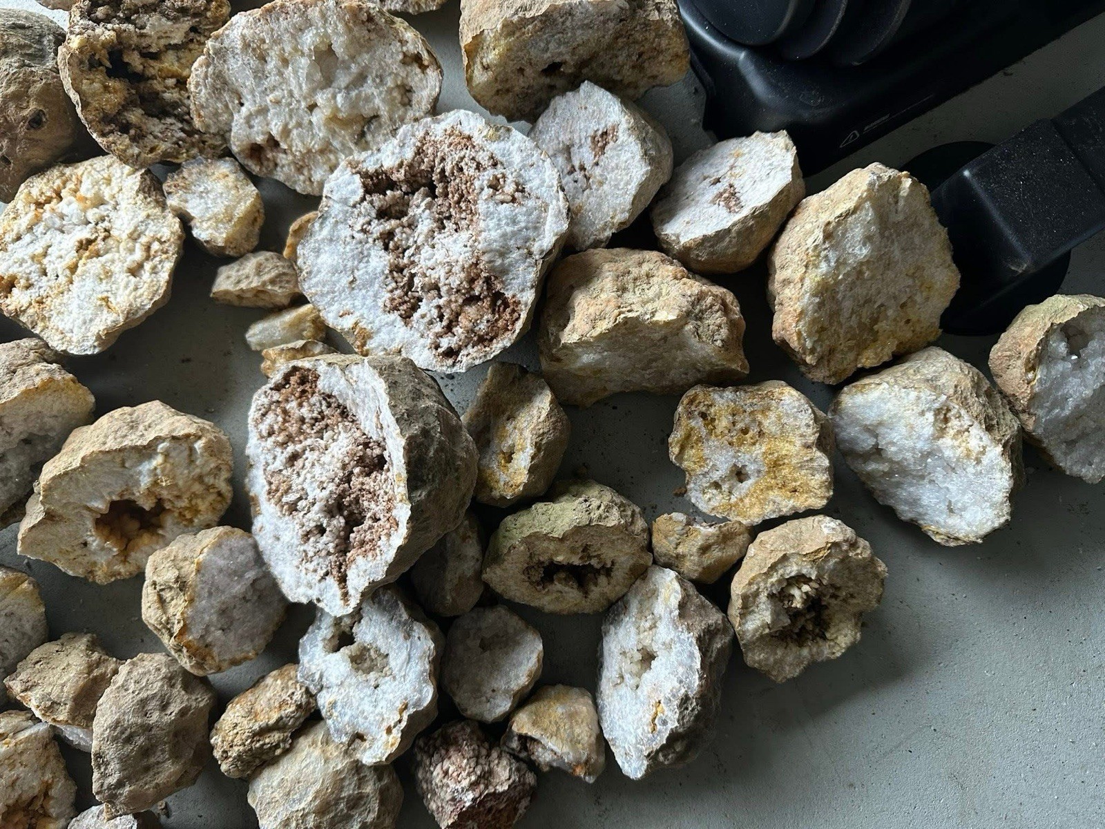 Box Of 10 Whole Natural Kentucky Geodes. FAST FREE SHIPPING! Read Description.