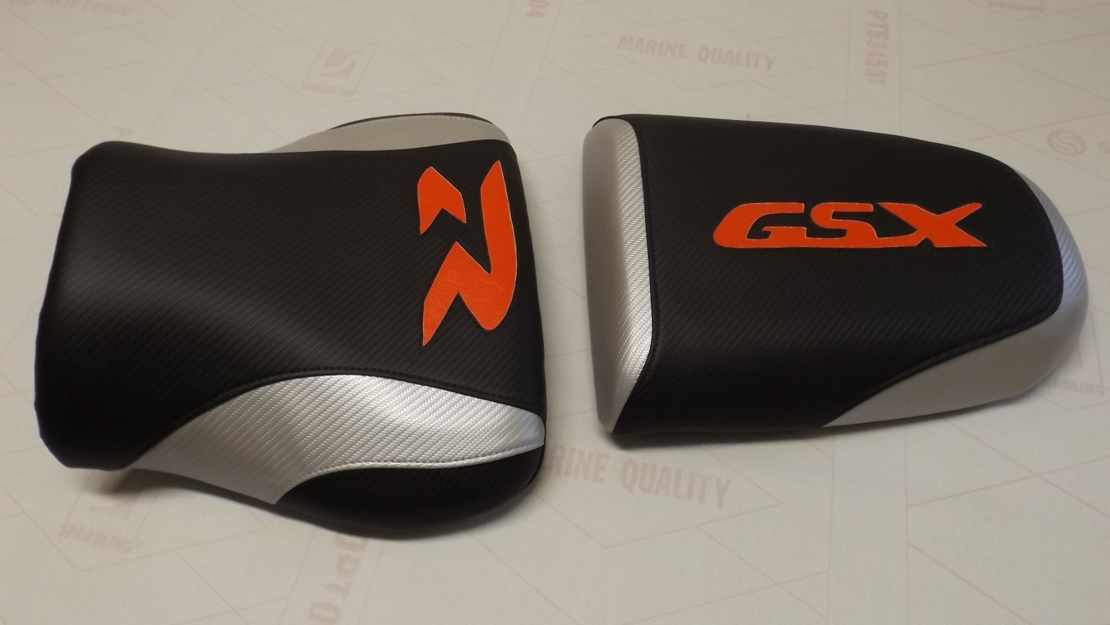 SUZUKI GSX 600R/750R/1000R FRONT&REAR SEATCOVER 00/03 blck/silver/red