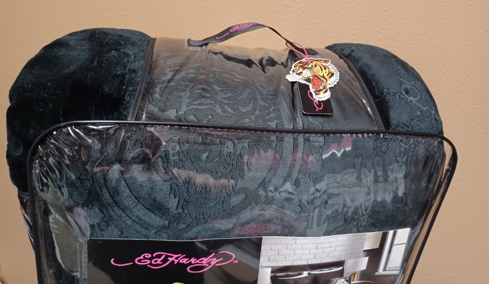 Ed Hardy Black Tigers&Tattoo Embossed Plush 4pc KING Comforter Set w/Pillow