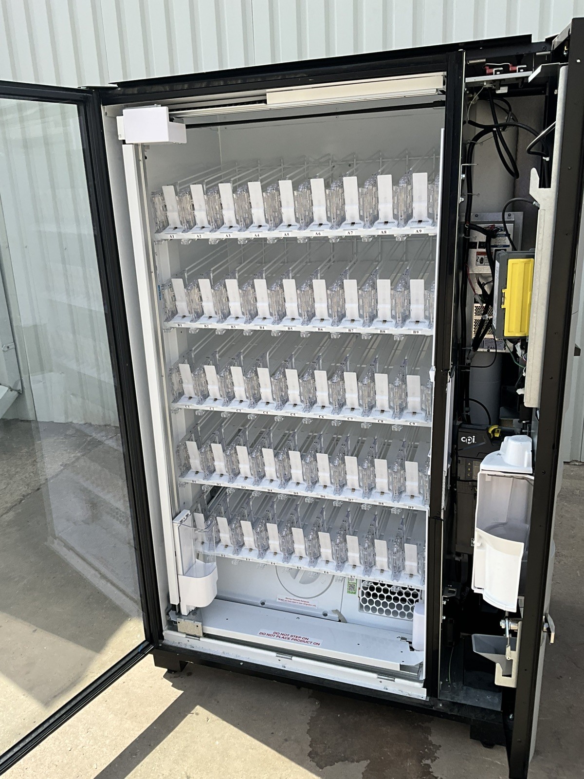 23 Dixie Narco BevMax CPI Glass Front Beverage Vending Machine 5800-4HC crane