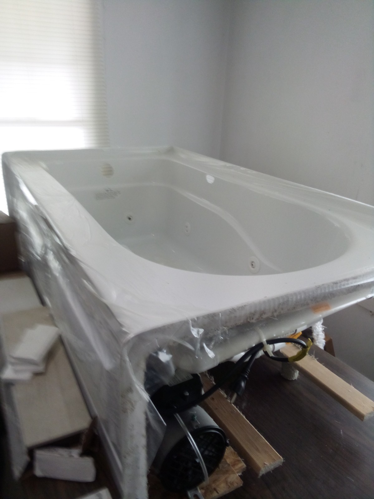 ACRYLIC SOAKING TUB – MADE IN USA. SIZE: 5’ ¼” x 4’ 5” w/Jets NEW