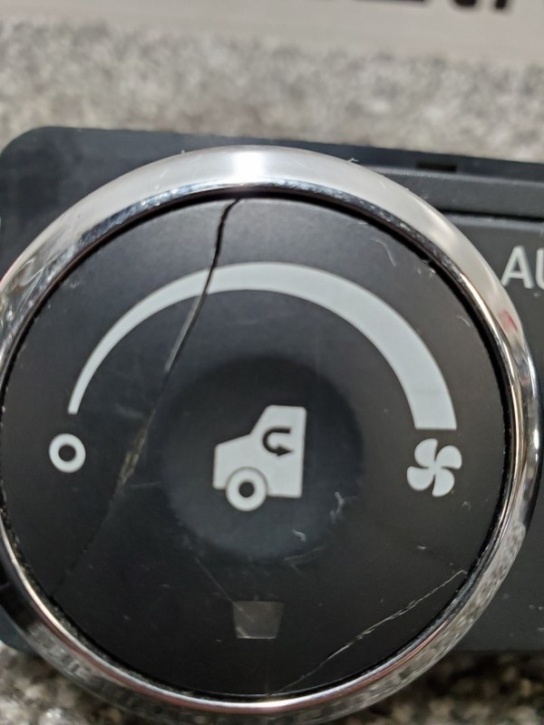 Paccar A/C Temperature Controls Q21-6032-2381 off a 2020 Pete - FREE SHIPPING