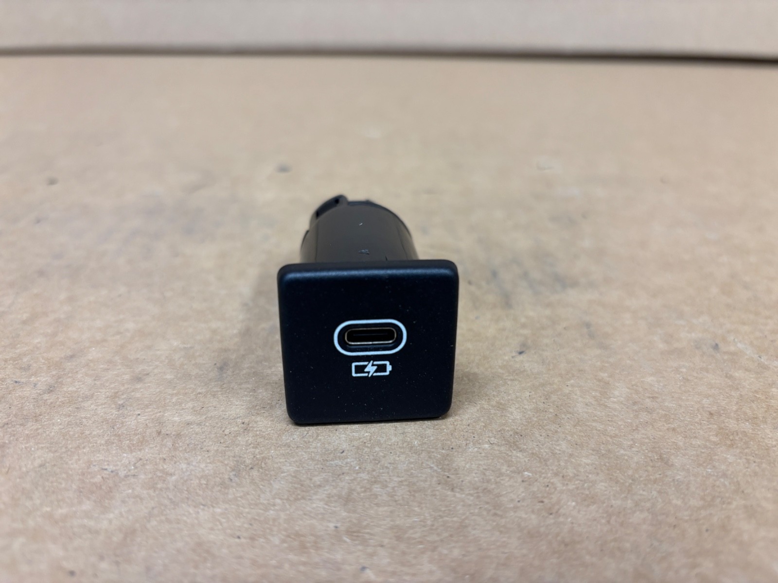 NEW OEM LAND ROVER 21-23 DEFENDER DISCOVER EVOQUE USB-C Socket LR150198