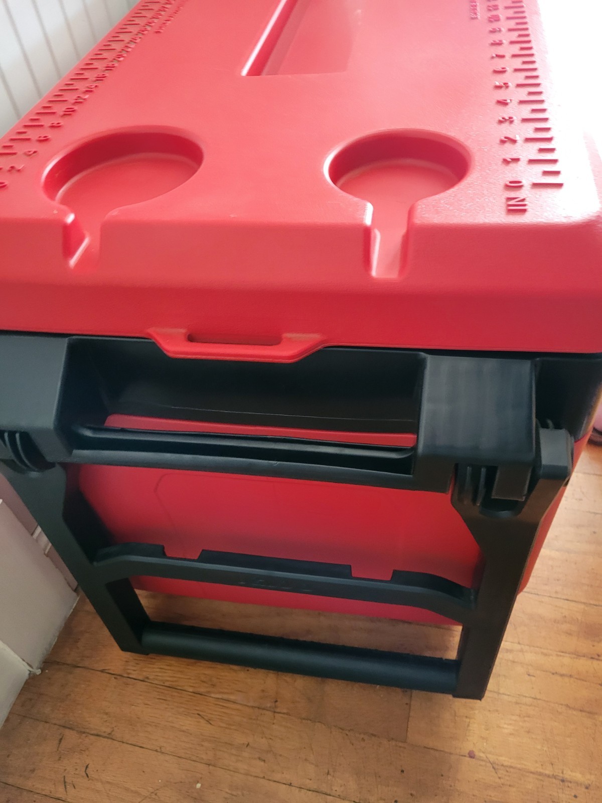 Igloo MaxCold Latitude 90-quart Roller Cooler Red