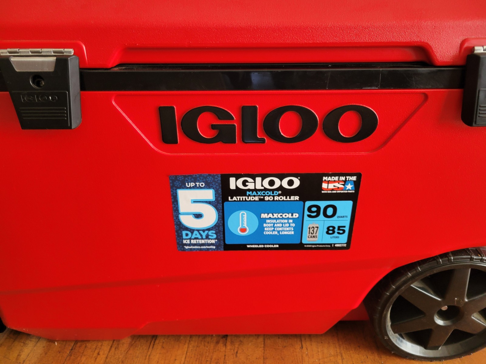 Igloo MaxCold Latitude 90-quart Roller Cooler Red