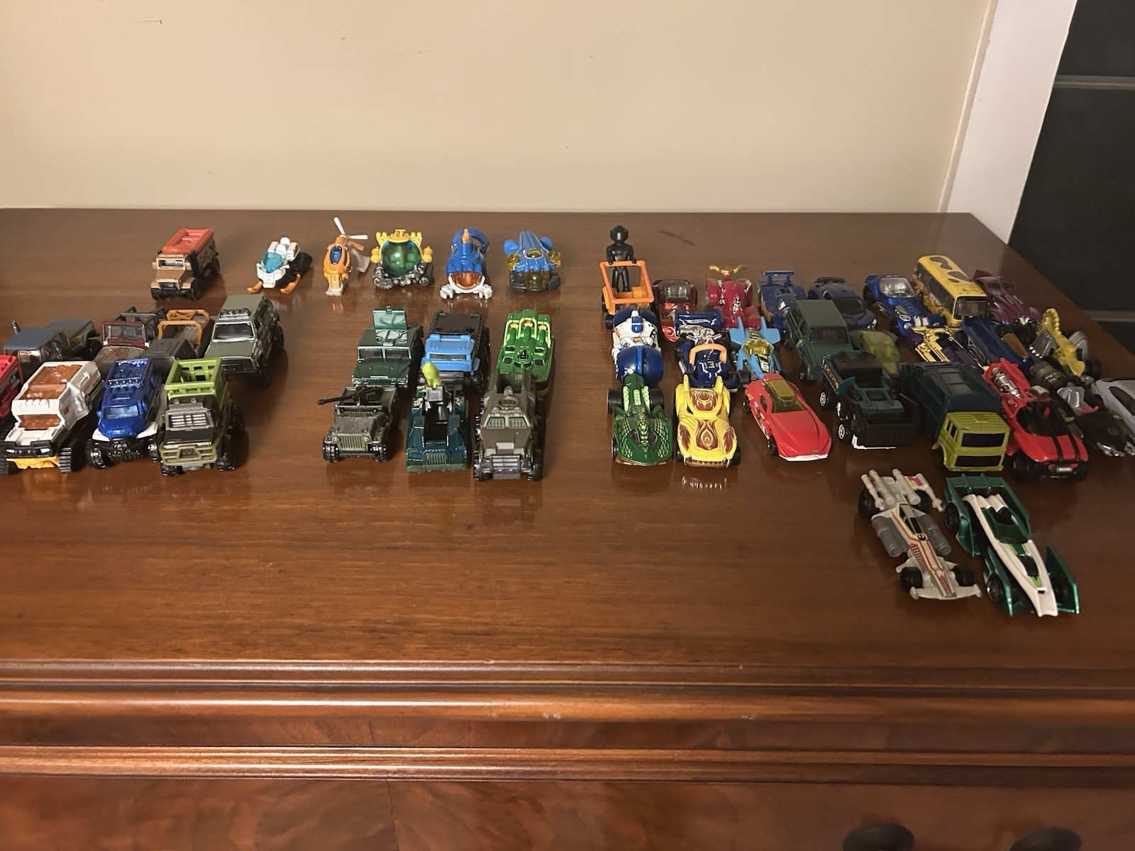 Hot Wheels Random 46 With Accessories And Beat Up Car Holder Read Disc