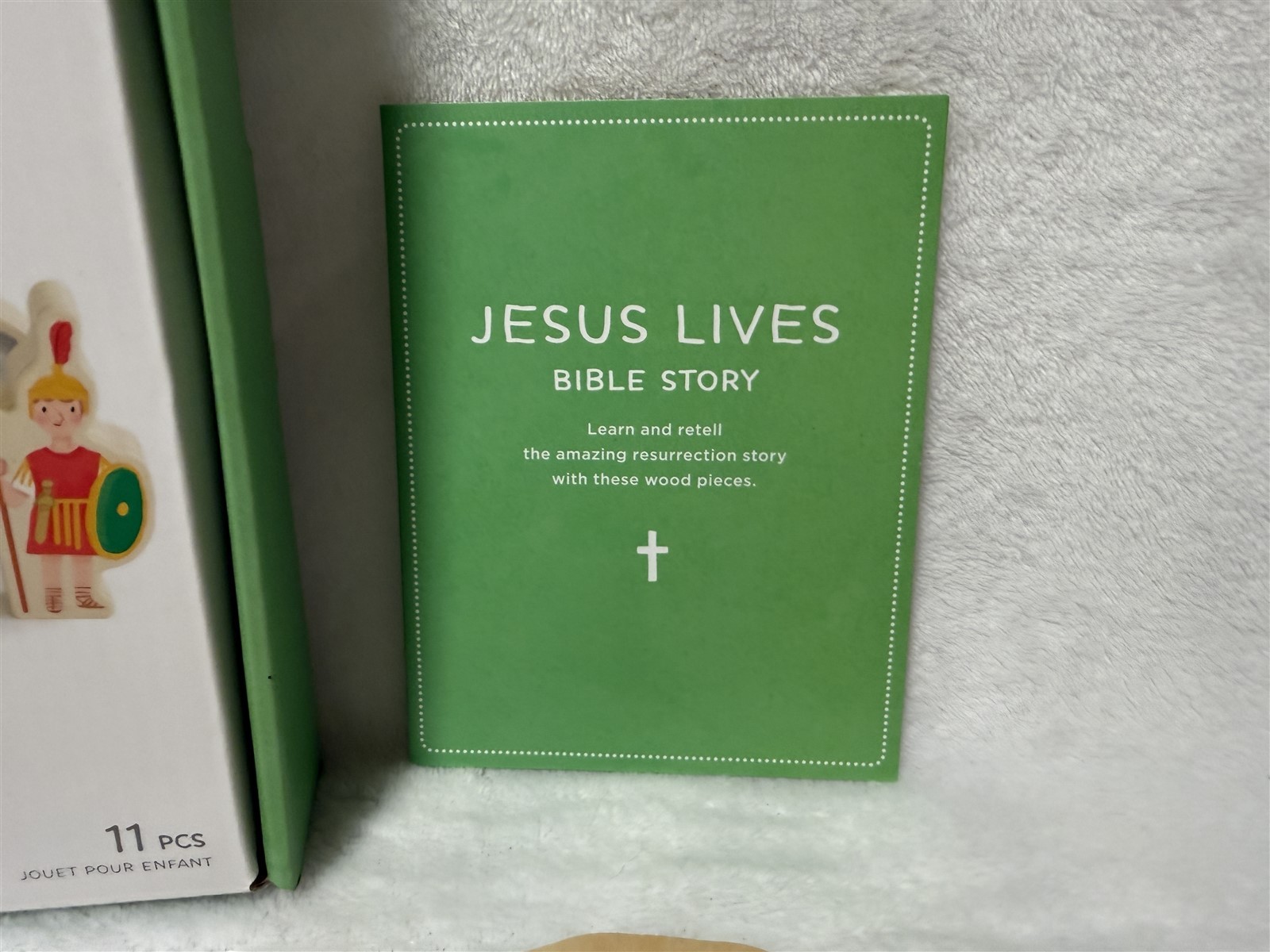 HALLMARK JESUS LIVES WOOD PLAY SET 11 PIECE WITH BIBLE STORY BOOKLET