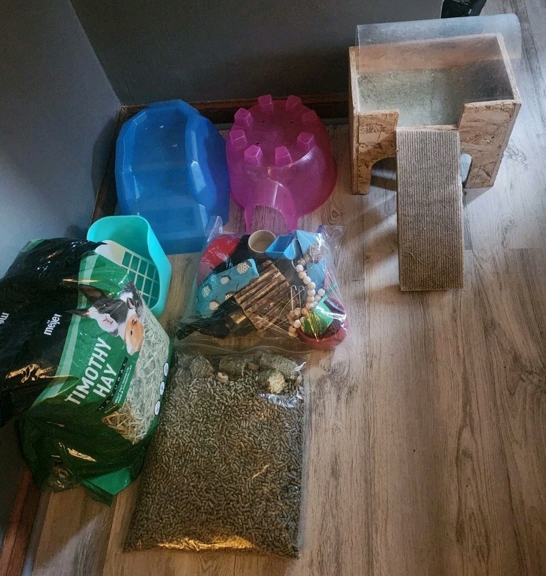 Guinea Pig Accessories Lot, Hideout x3, Water Bottle, Food, Hay, Toys