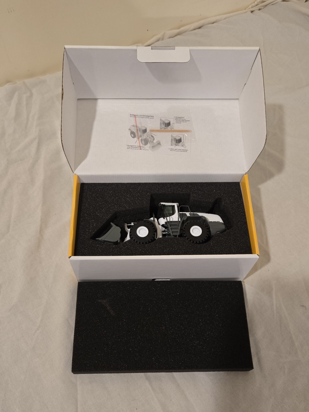 NZG 689/40 Liebherr L586 2plus2 White 1:50 Diecast Wheel Loader w/ Original Box