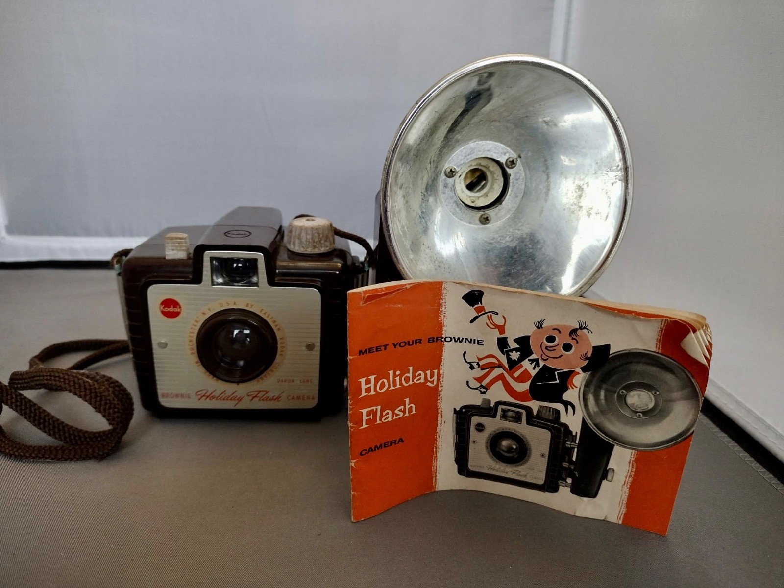 VINTAGE KODAK BROWNIE HOLIDAY FLASH CAMERA Bakelite 1950'S UNTESTED