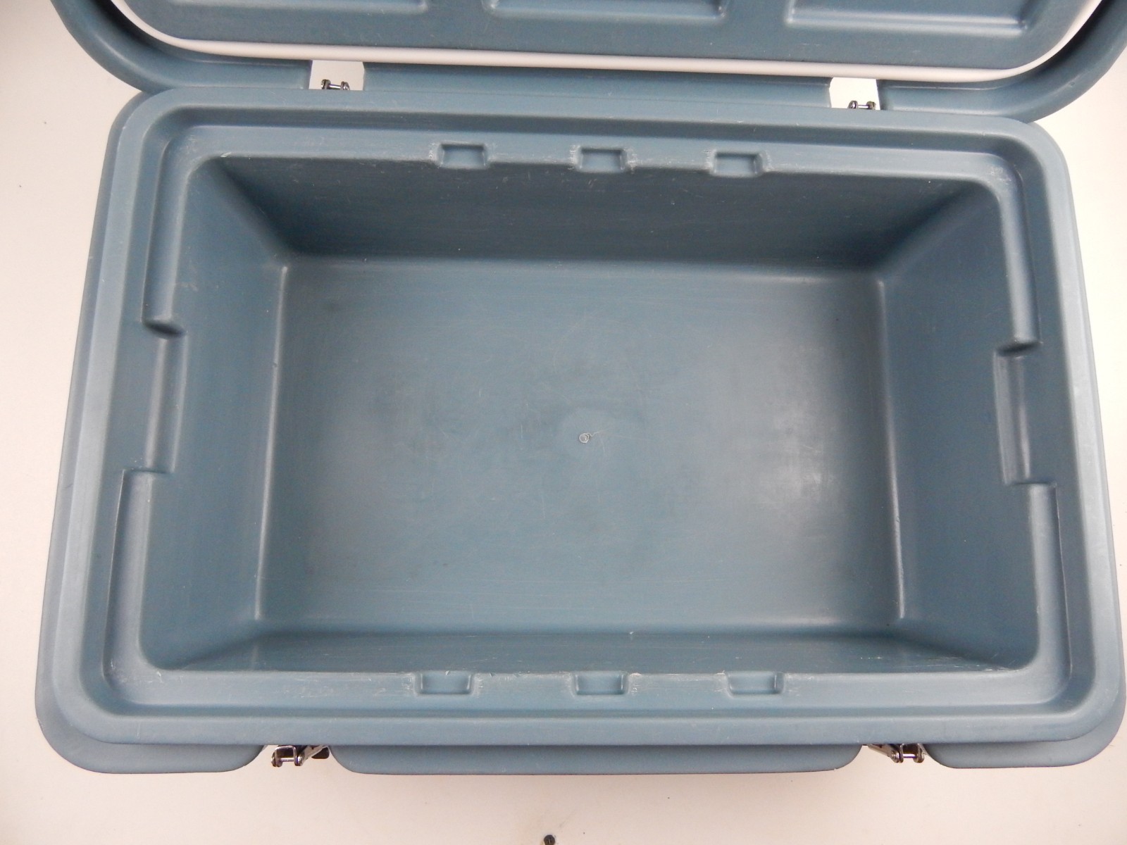 Cambro 160MPC Camcarrier Fits Full Sized Food Pans w/ Good Seal - Blue