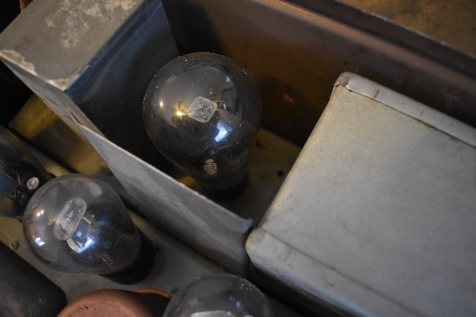 Vintage Neutrodyne Elec Recvr Breadbox Radio All tubes + Frost Fones 161 headset