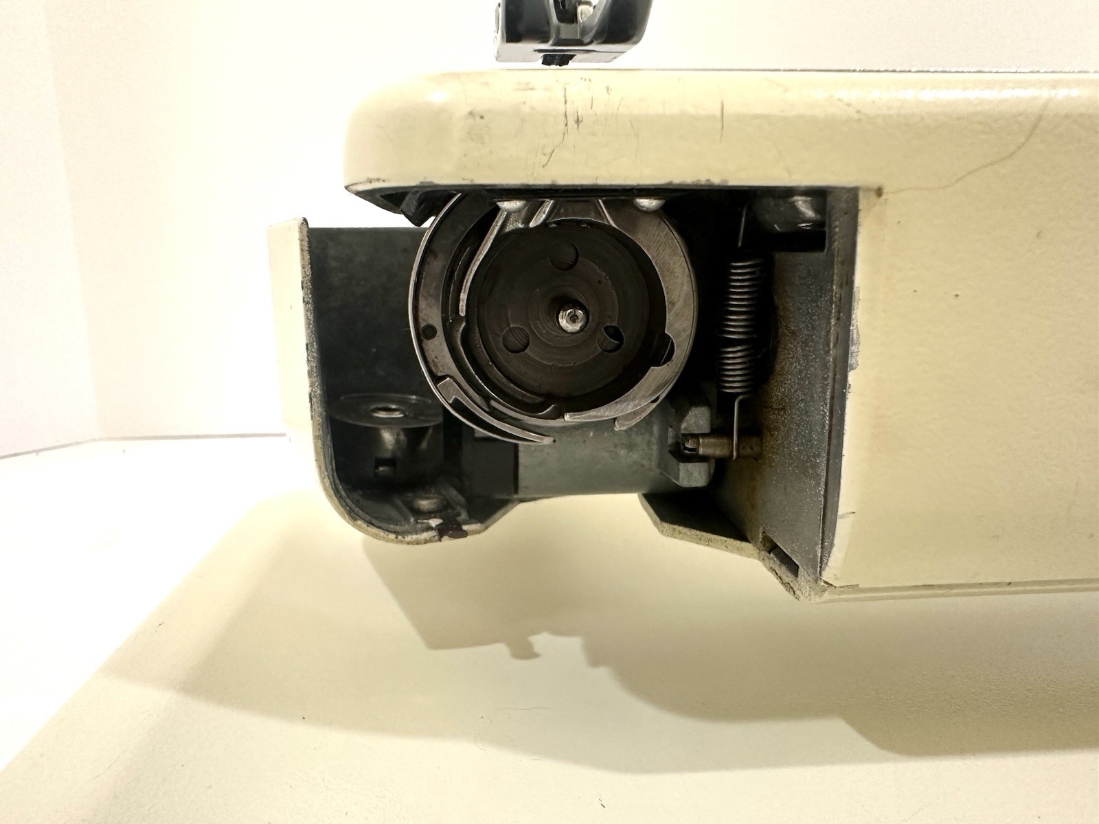 Pfaff Heavy Duty MetalSewing Machine 1222-E No Pedal or Cord -Parts Untested