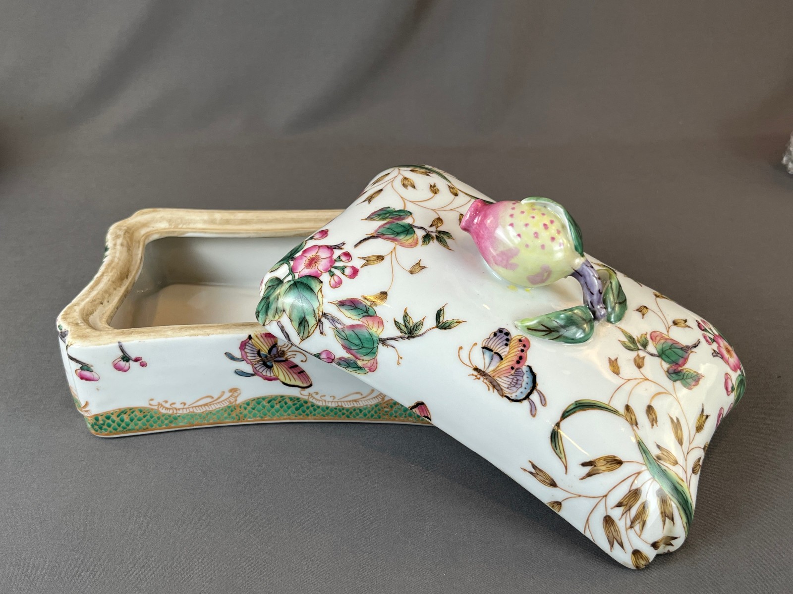 Hua Rong Tang Zhi Porcelain Hand-Painted 8" Lidded Box w/Pomegrante Finial: MINT