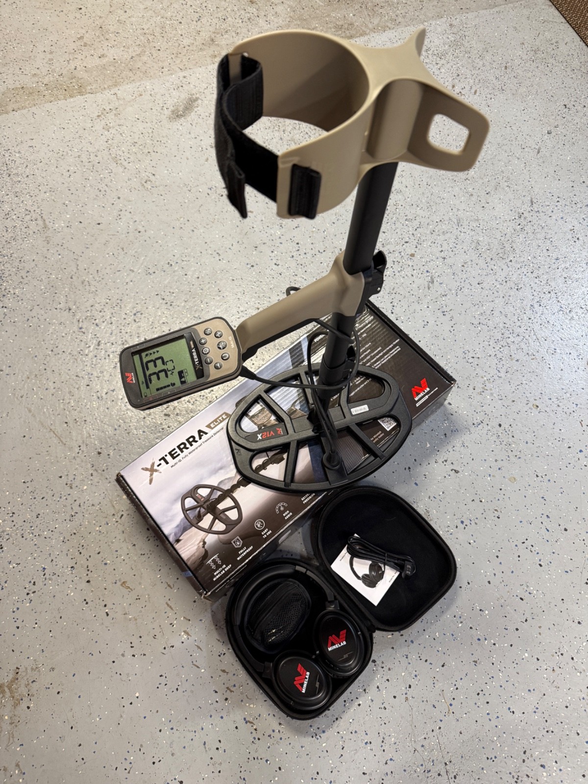 Minelab X-Terra Elite Multi-IQ Waterproof Metal Detector + ML85 headphones