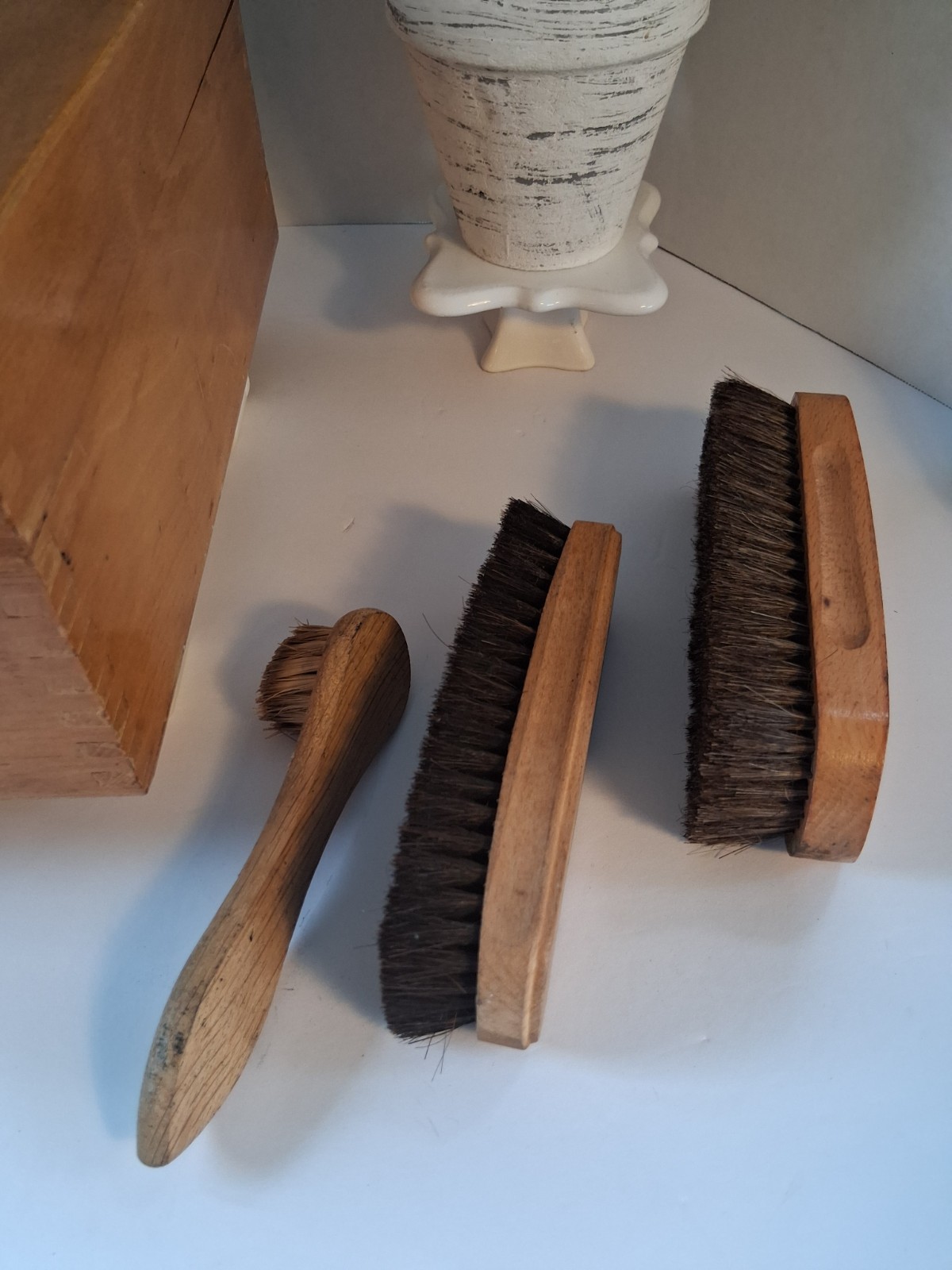 Vtg 1960's Shoe Shine Valet; Brush Kit Includ.; Dove Tail Wood Detail; EUC/Mint!