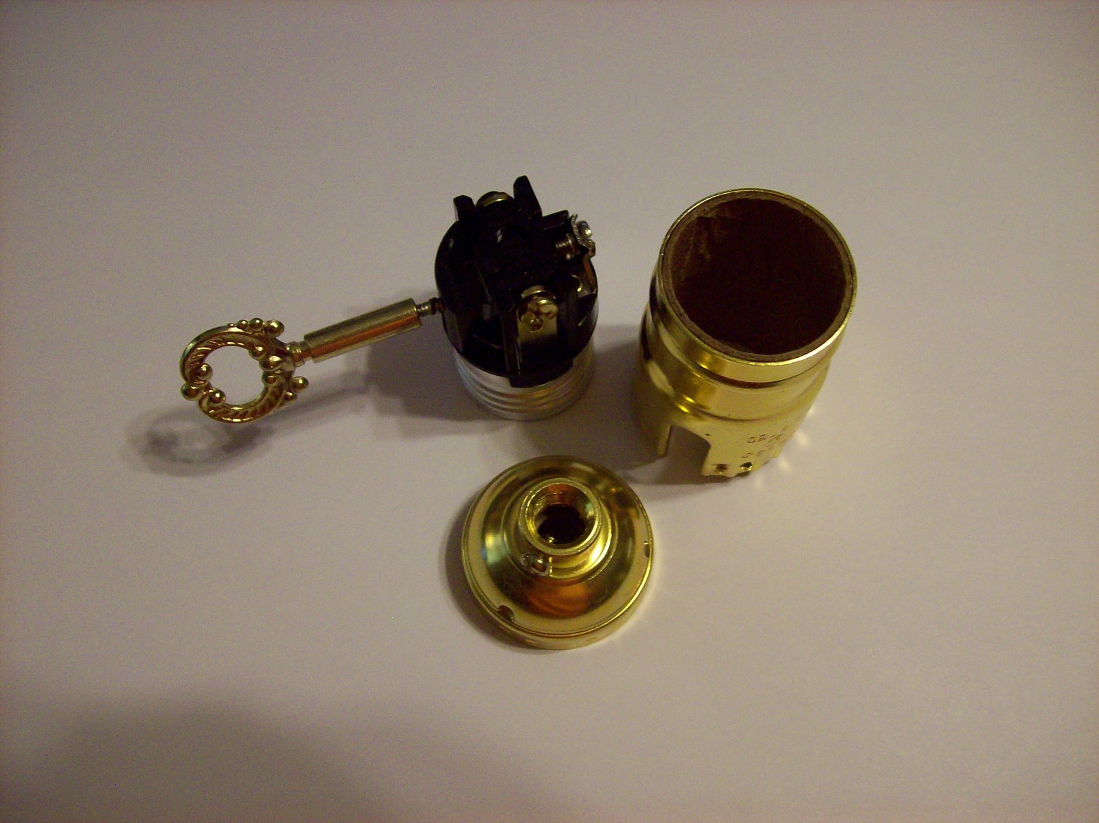 3 TERMINAL LAMP SOCKET WITH METAL TURN KEY BRASS PLATED NEW 306265K