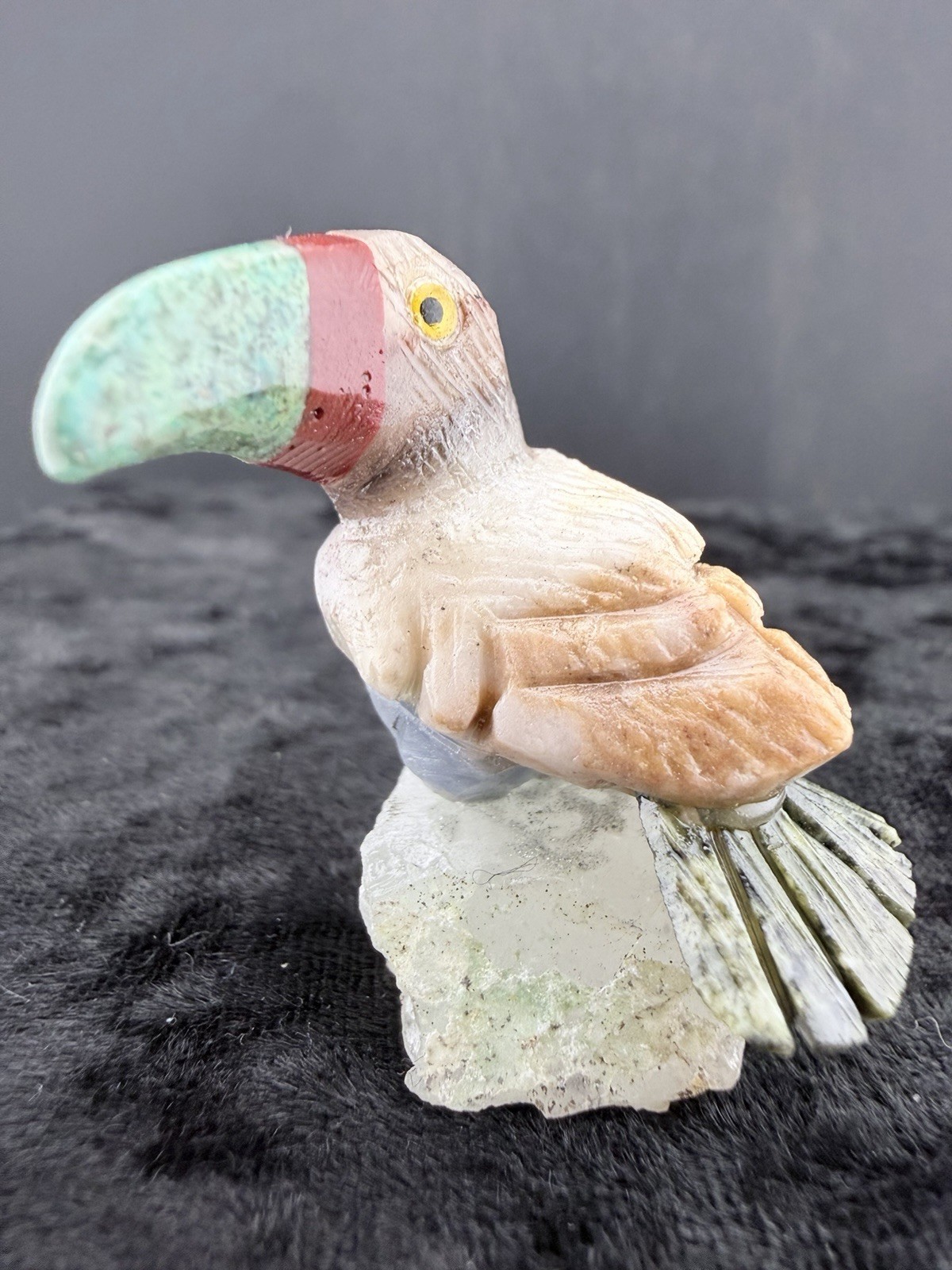 Gemstone Bird Sculpture on Mineral Base. 22 g. 27x31x40 mm