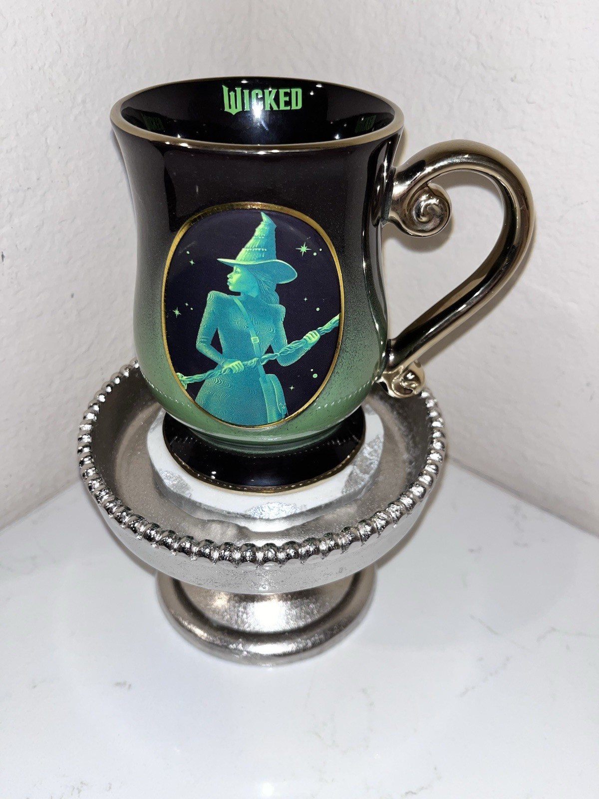 2-NWT Wicked Coffee/tea Green, Pink With Gold Handle Mug Set