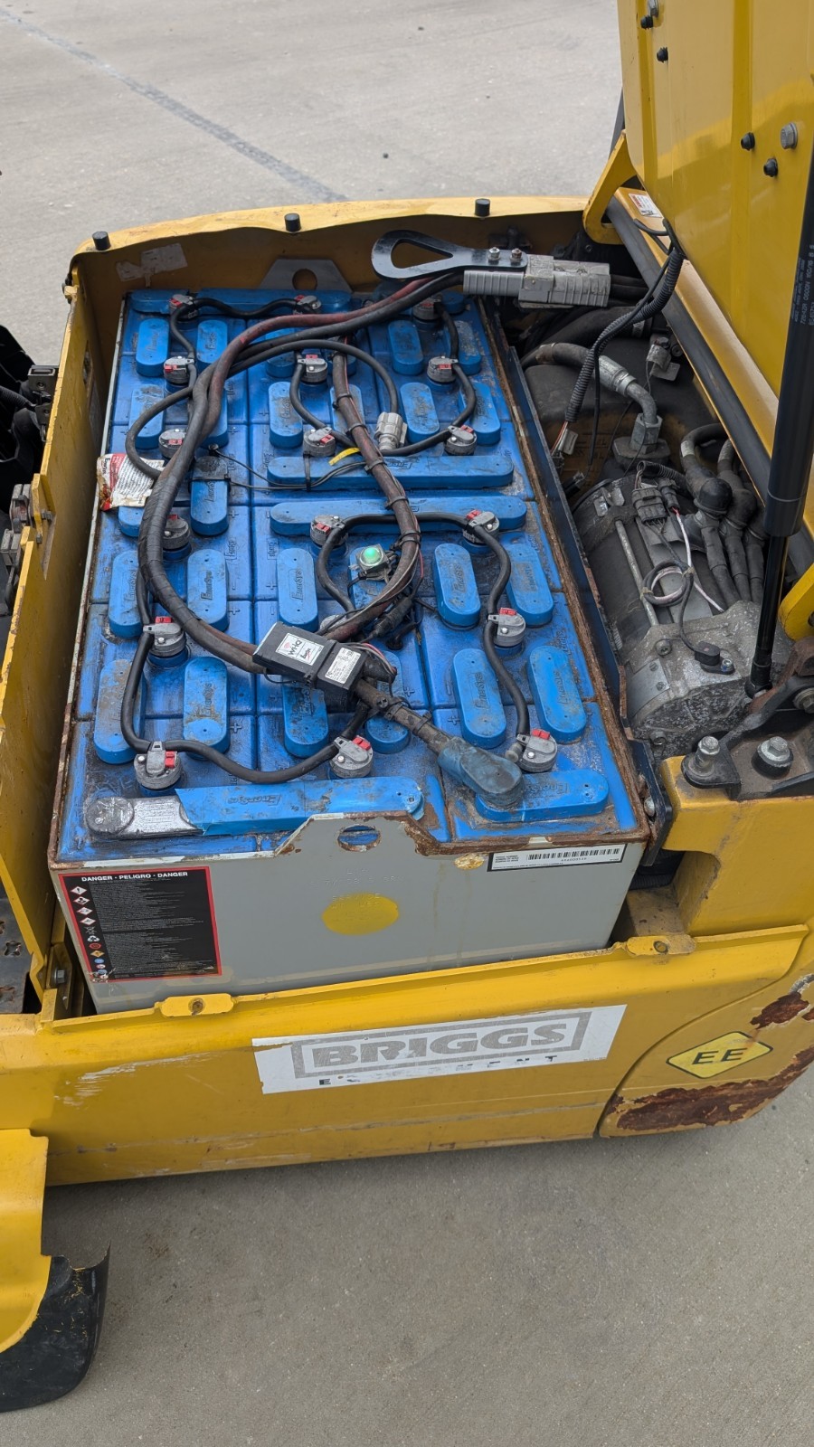 Yale 36V Electric Forklift, 3000# Capacity, Triple Stage Mast, ERP030VTN36TE082