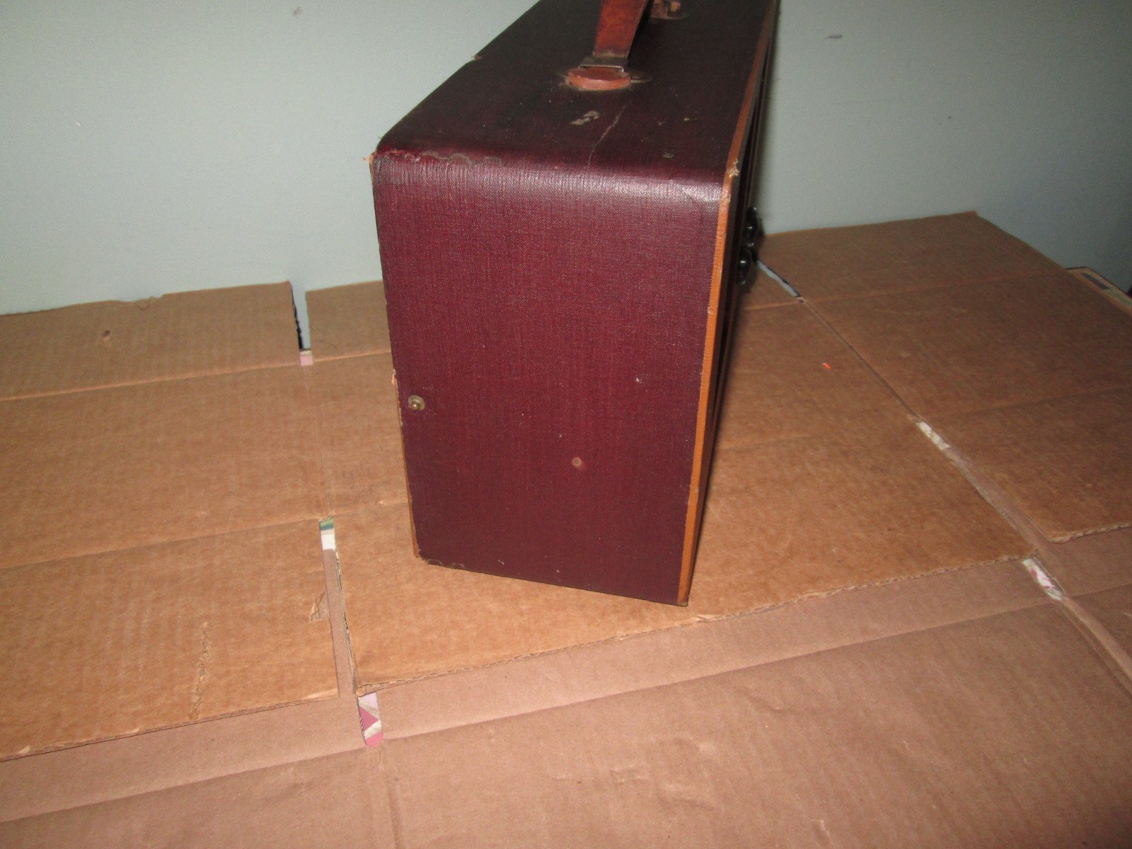 Vintage Emerson Suitcase AM Tube Radio AM Radio 1940's RARE