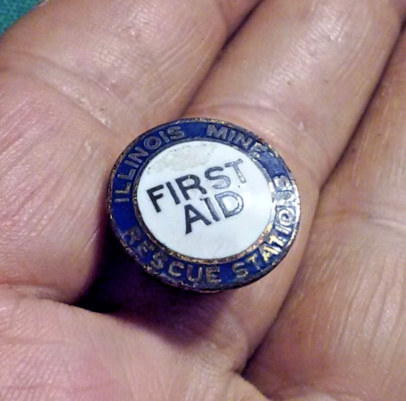 FIRST AID Illinois Mine Rescue Station Rare Antique Screw-Back Metal &Enamel Pin
