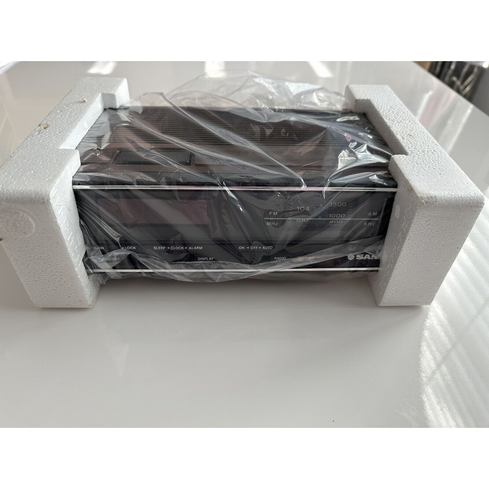 VINTAGE *NEW* 1980's Sanyo RM 5300 Walnut LED Alarm Clock Radio