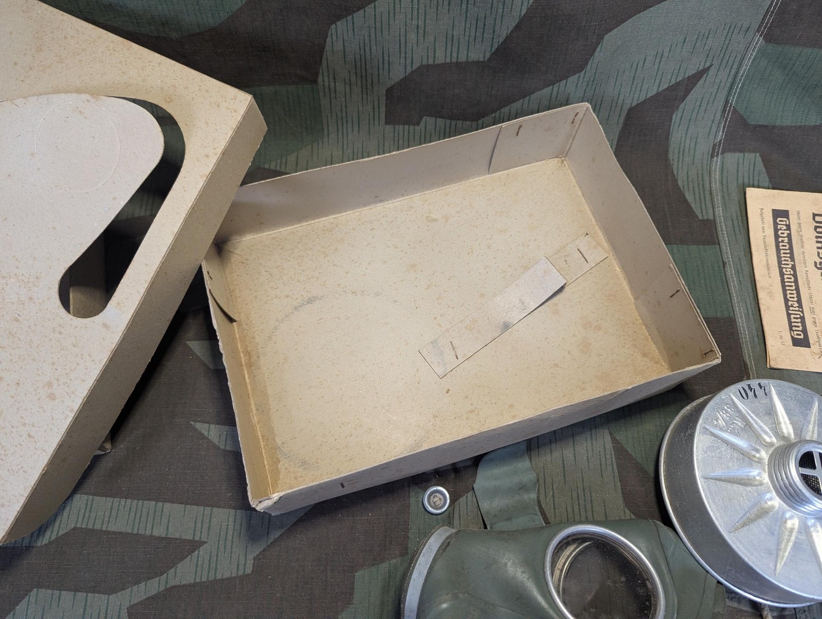 WWII German VM40 Volksgasmaske Luftschutz Men's Gas Mask in Box Volks Gasmask