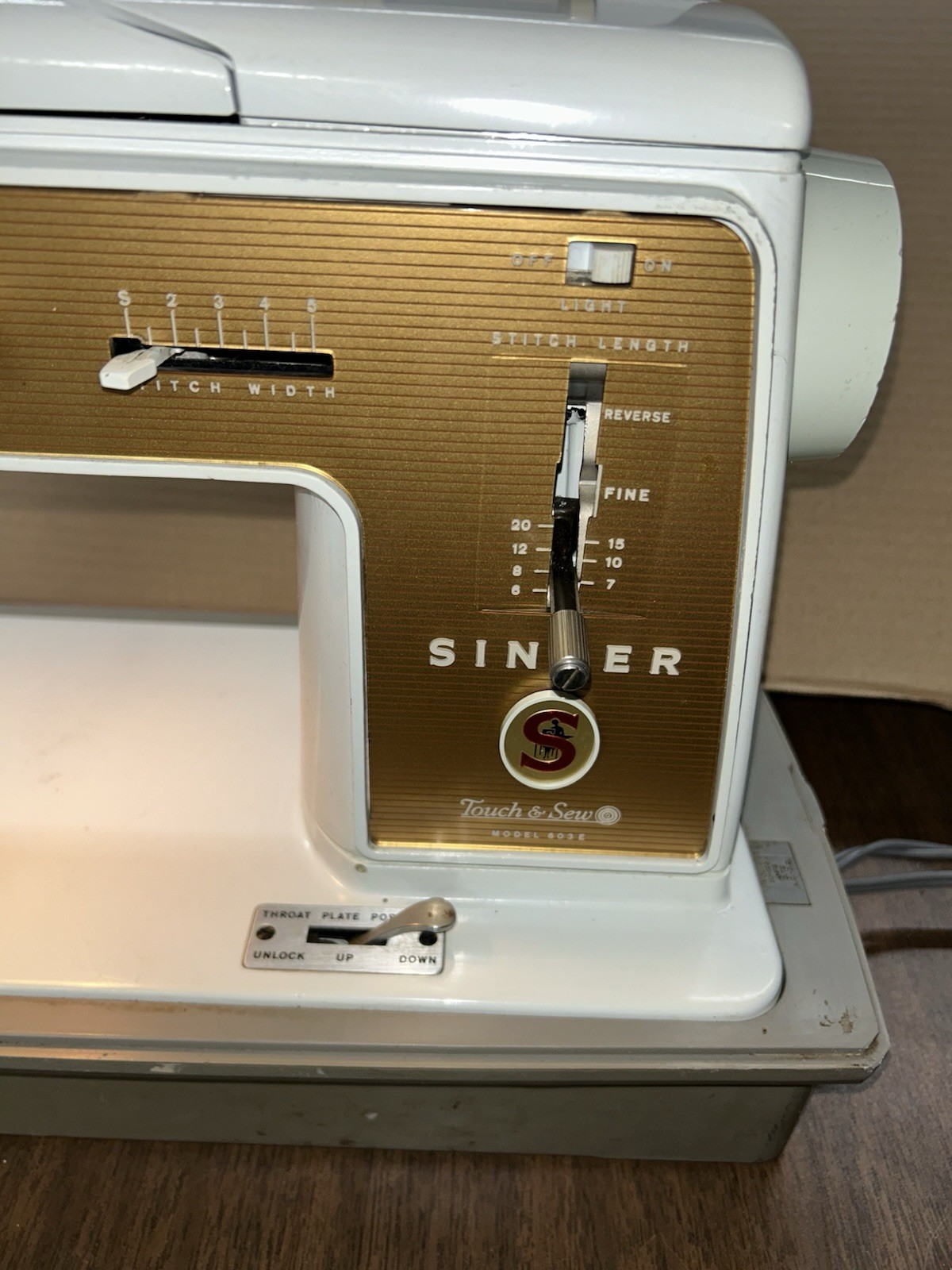 Singer Model 603E Sewing Machine - Touch & Sew - NO Pedal - Seems to run SMOOTH