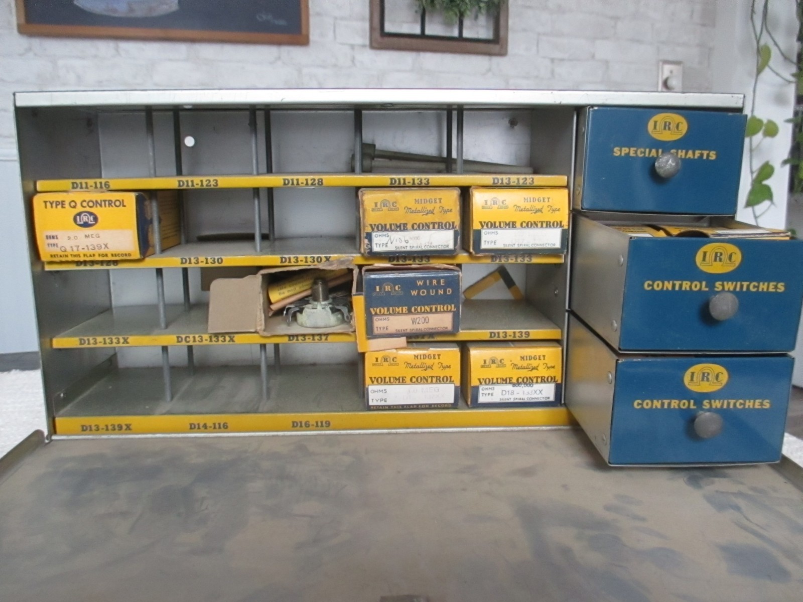 VINTAGE ANTIQUE IRC RADIO TV VOLUMN CONTROL KITS RCA ZENITH CROSLEY MOTOROLA