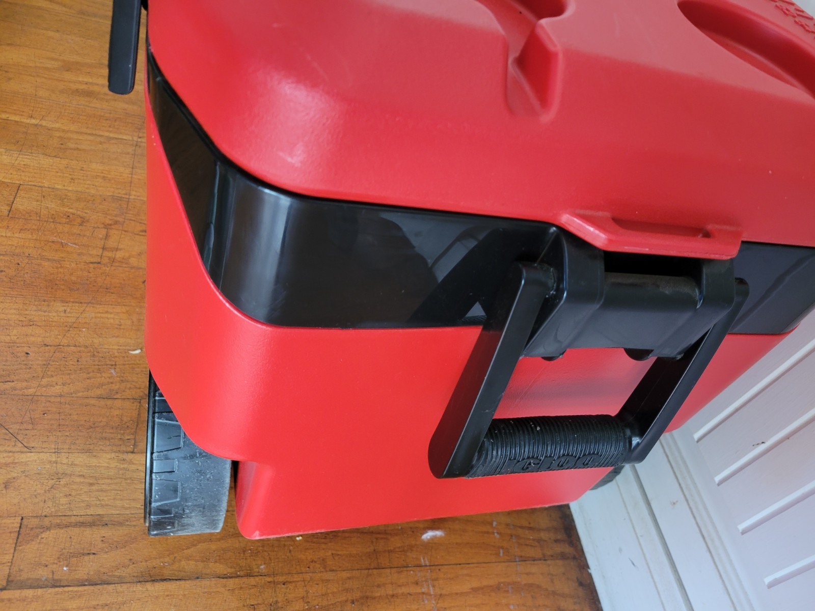 Igloo MaxCold Latitude 90-quart Roller Cooler Red