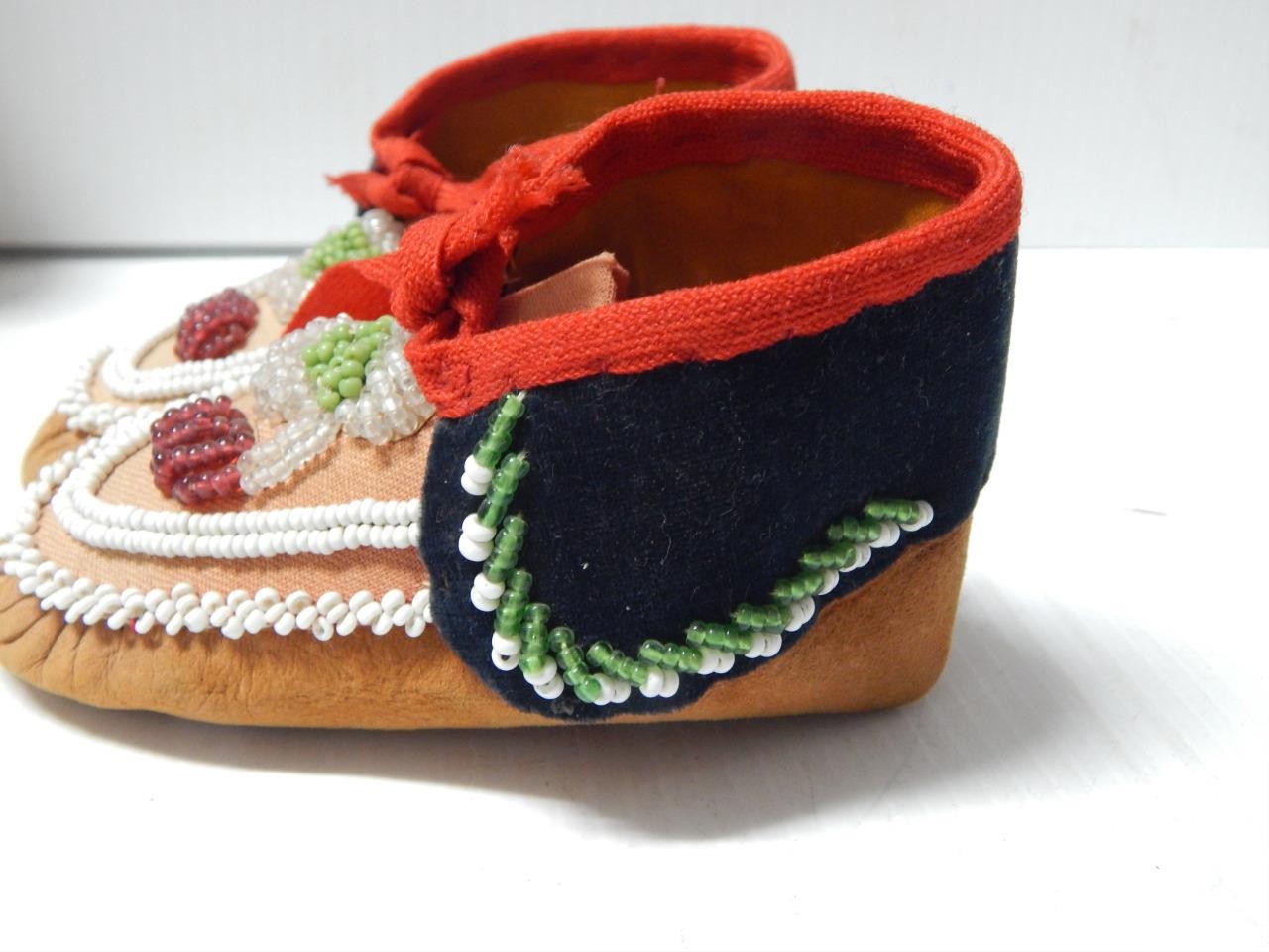 ANTIQUE c1860-80s IROQUOIS INDIAN BEADED CHILD MOCCASINS - CLEANEST WE'VE SEEN