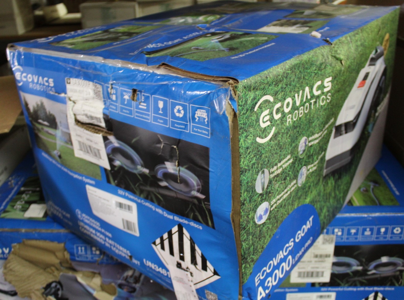 WET BOX ECOVACS Goat A3000 LiDAR PRO Robotic Lawn Mower for Up to 0.75 Acre 7.5A