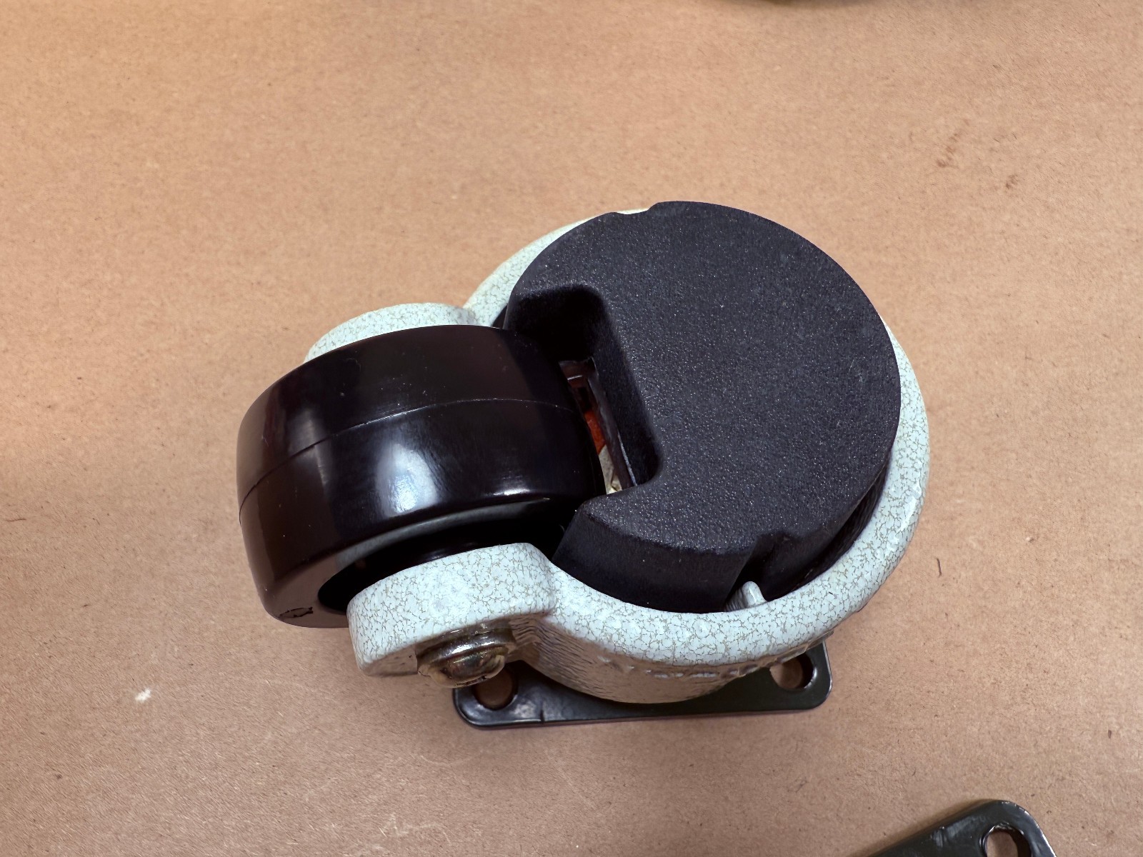 Bolton Tools 4pcs 60F Retractable Leveling Machine 2" Caster Plate 550lbs Nylon