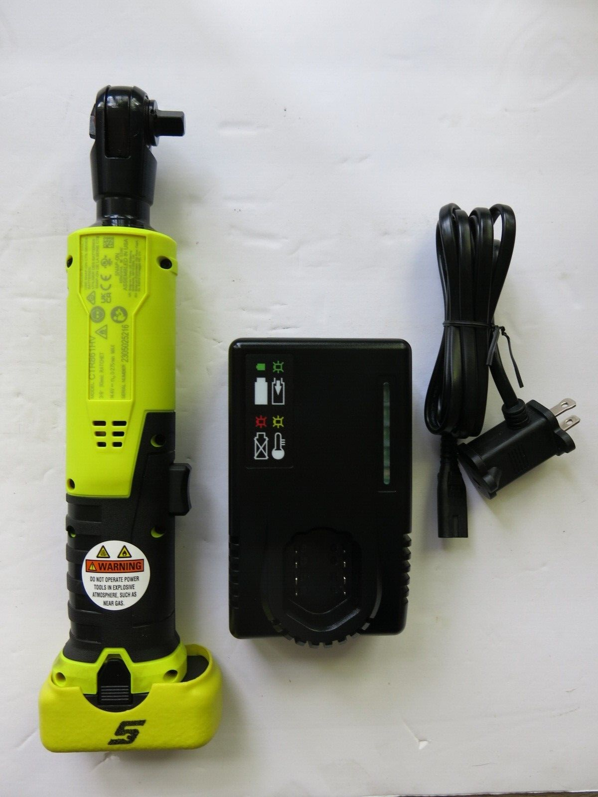 Snap On Tools 14.4v 3/8 Brushless Cordless Ratchet CTR861 with Battery & Charger