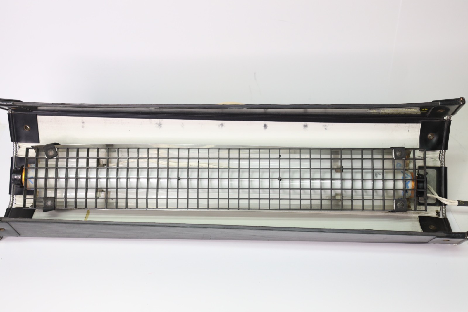 Kino Flo FIX-241 2ft 1-Bank Light w/ BAL-105 Ballast & Cable – Tested