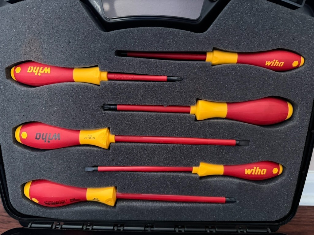 Wiha 31592 24 Piece Insulated Tool Set with case and soft padded foam Metric