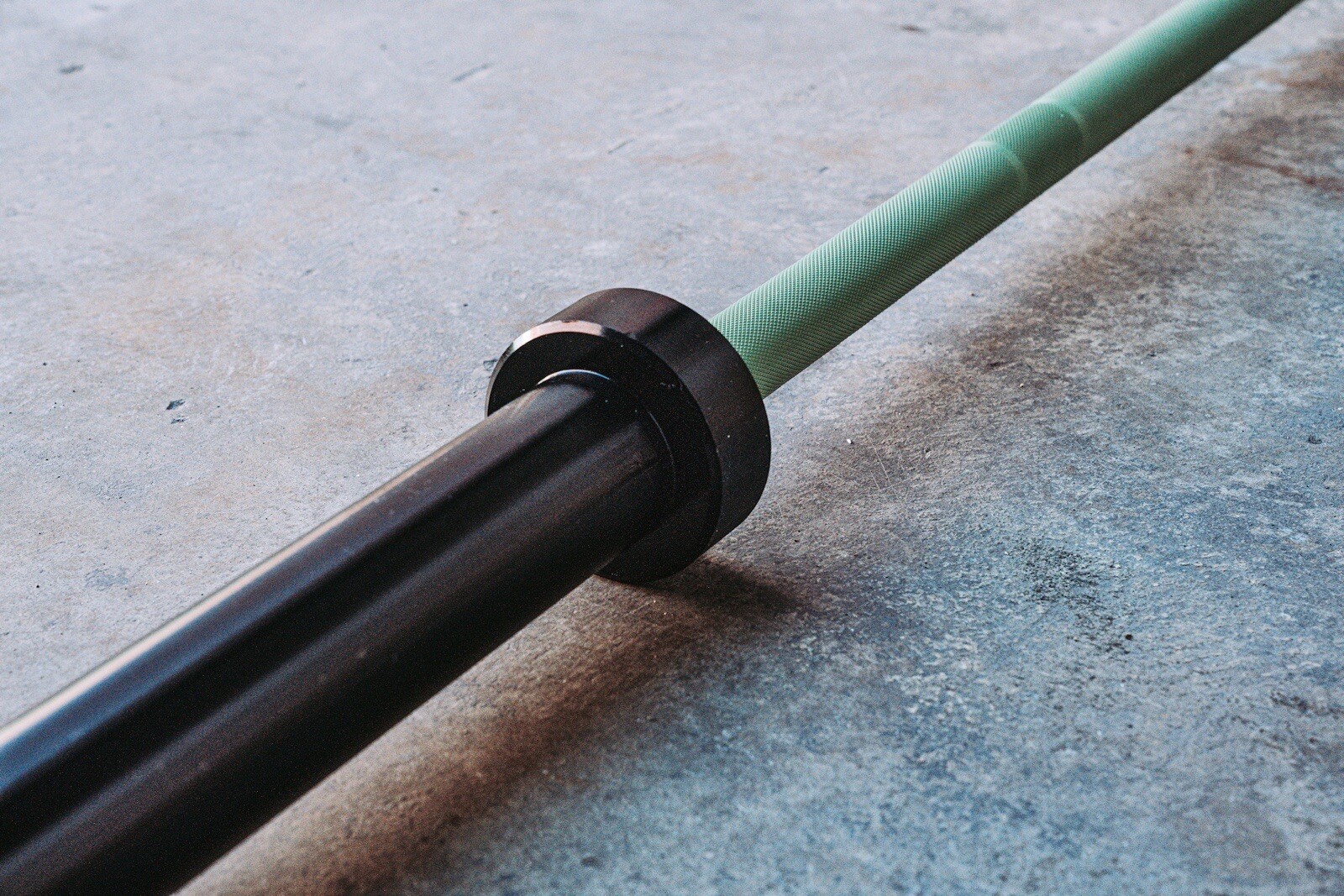 Red Cerakote Or Green 20kg 7ft Long 1500lb Olympic Barbell w/ Black Sleeves